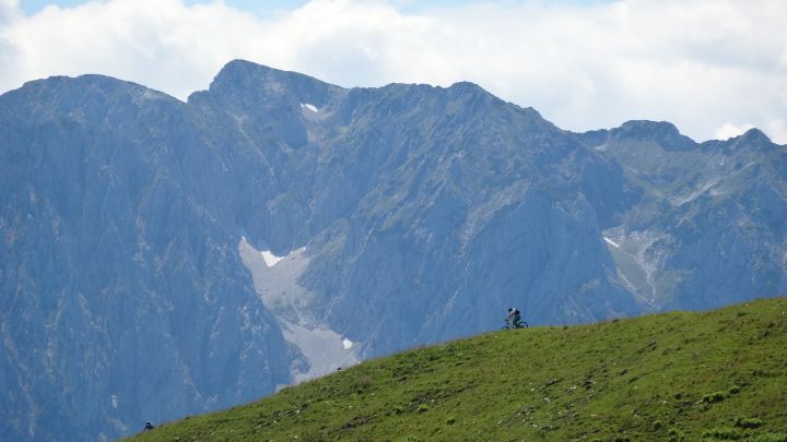 Radler auf Alm vor zahmem Kaiser